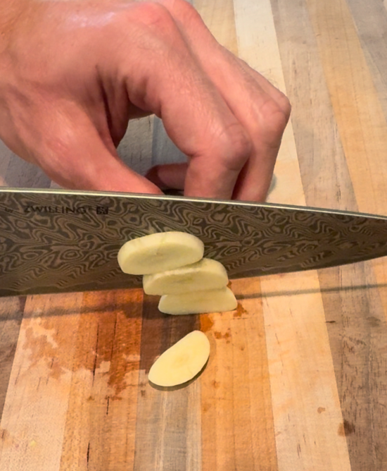 Slicing garlic