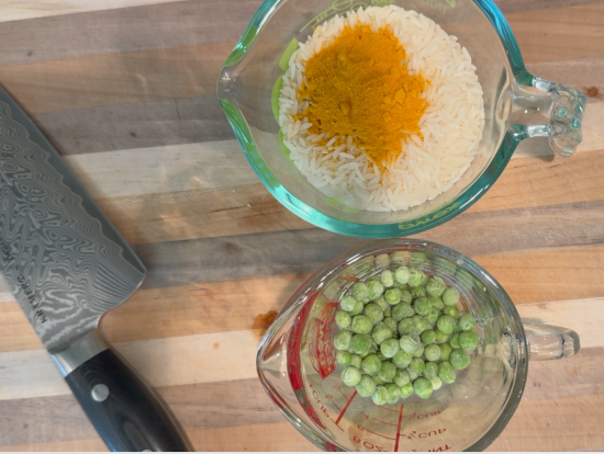 Turmeric rice and sweet peas