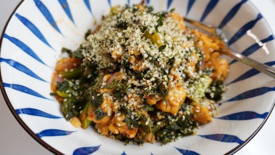 Spicy tempeh and kale topped with hemp hearts