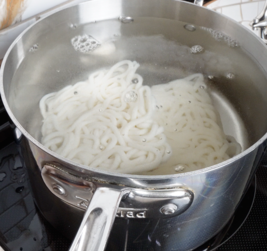 Cooking udon noodles