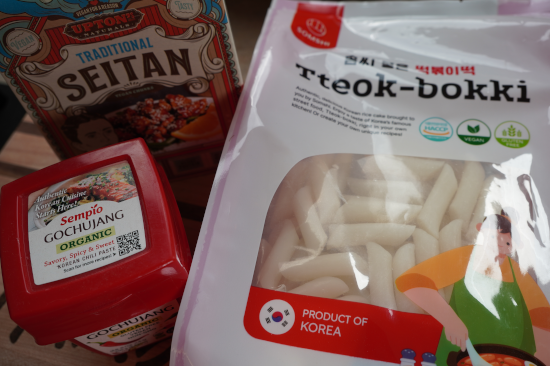 Seitan, gochujang, and tteokbokki are the three main ingredients used in this recipe