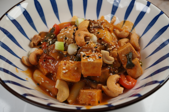 Vegan Coconut Curry Rice Cakes with Tofu and Veggies