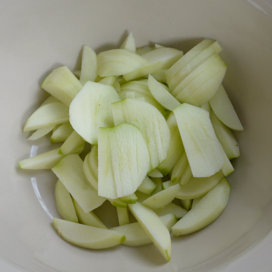 Apple slices for the filling