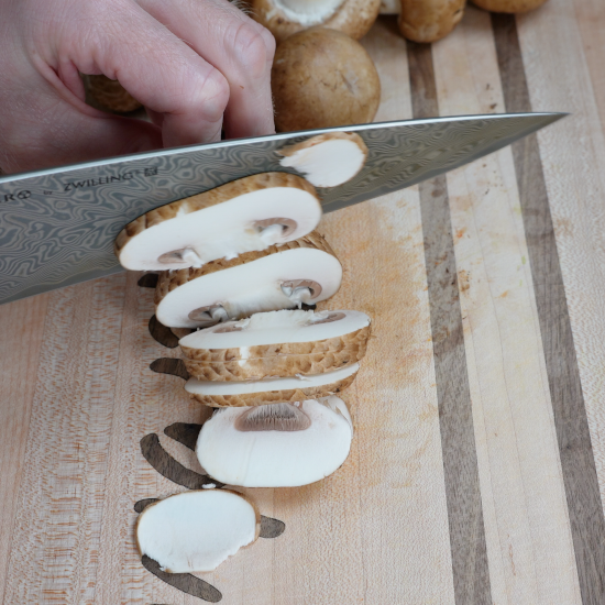 Slicing mushrooms